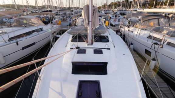 Das Vorschiff der Sweetest Taboo Yacht, bereit für eine Crew-Segelcharter in Kroatien.